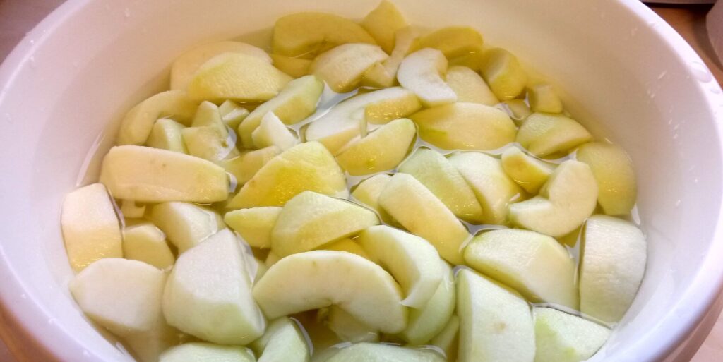 Almaszeletek almakompóthoz