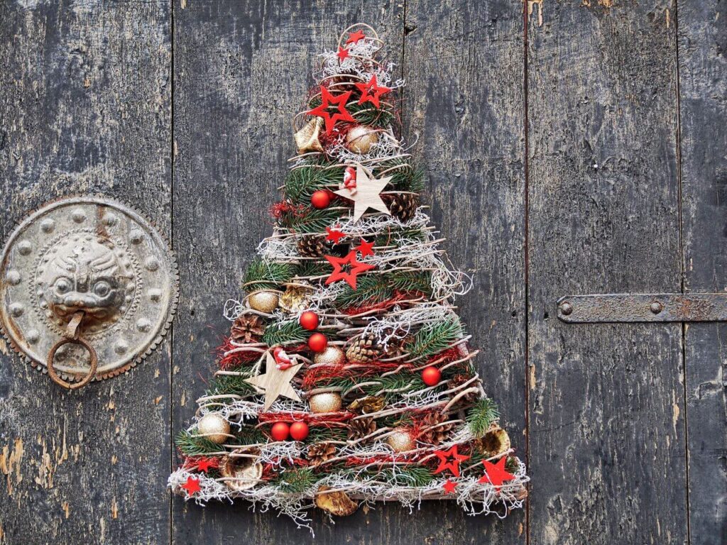 Fenyőfa alakú karácsonyi ajtódísz