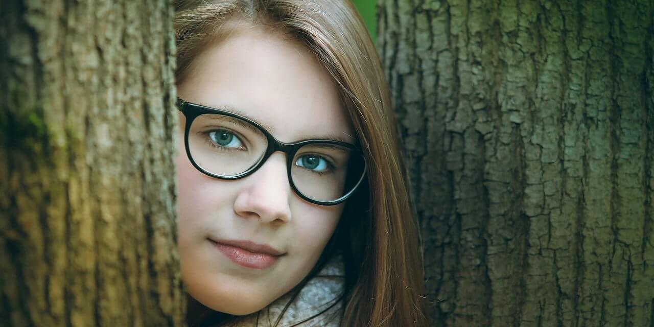 Fiatal lány modern szemüvegben
